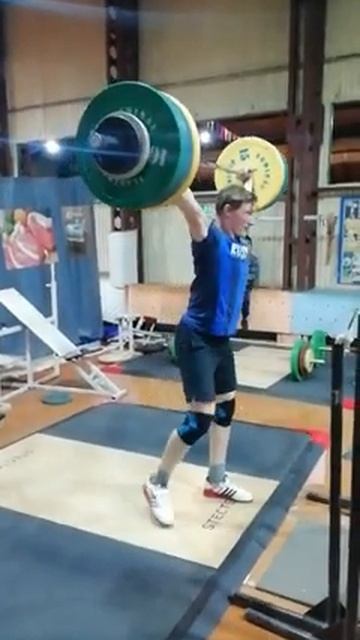 Порвал, но нужно было ещё присесть и чуть кисть не сломал. Благо всё обошлось. На штанге 125кг💪💪💪