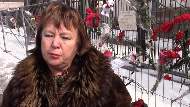 Витренко: «Кемерово, и мы с вами»! Цветы к посольству России в Киеве (см. ВИДЕО) смотреть онлайн
