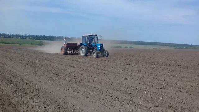 Посев сои / МТЗ 82.1 с сеялкои СЗ 3-6 и ЮМЗ-6 / Sowing Of Soybeans With A MTZ 82.1 From A Seed Dril