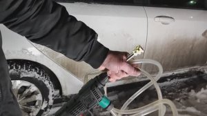 Аккумуляторная автомойка -моет машину зимой.