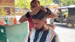 Идеальный массаж головы и шеи в местной индийской парикмахерской на улице.