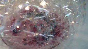 Мыльные пузыри в тарелке с  шариками