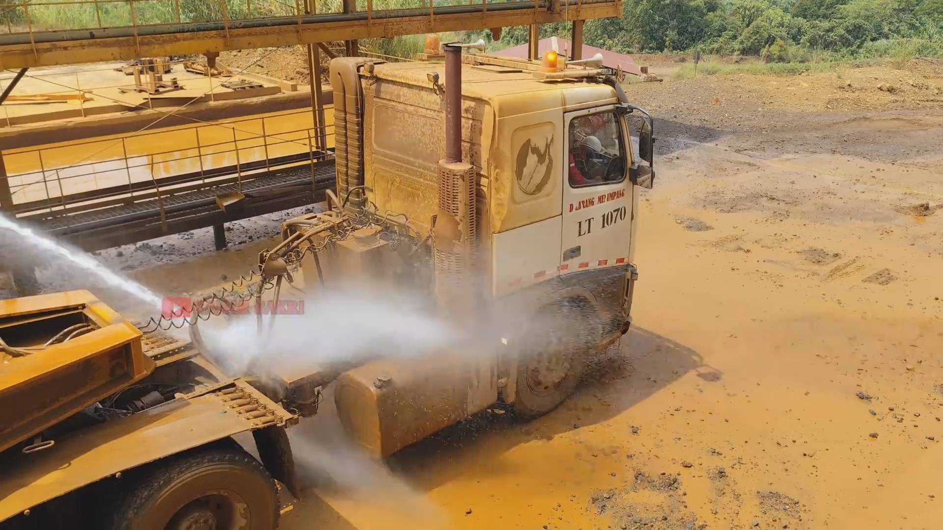 МОЙКА ГРУЗОВИКА с СТРОЙКИ!