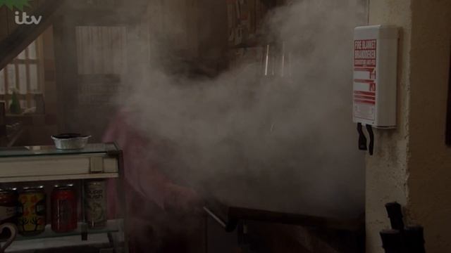 Coronation Street - The Cafe Is On Fire смотреть онлайн