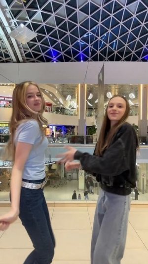 Третья лишняя.  Танцы с Милой под мой трек