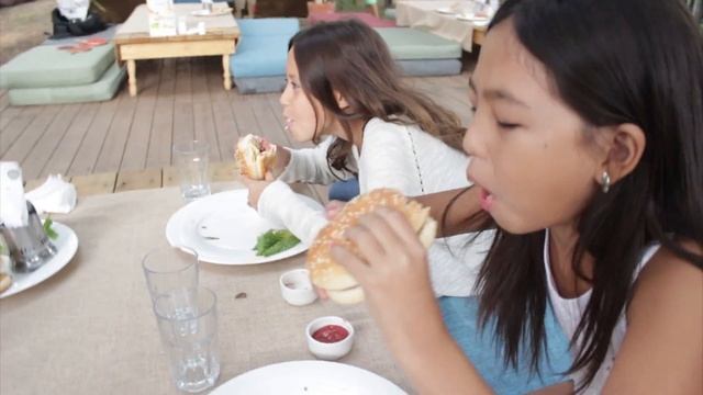 Как ведут себя девушки, когда они одни, и с парнями. Август 2016