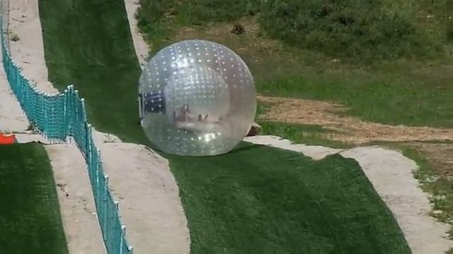 ПРИКОЛ!! ЗАПУСК ЛЮДЕЙ В ШАРАХ С ОГРОМНОЙ ГОРЫ смотреть онлайн