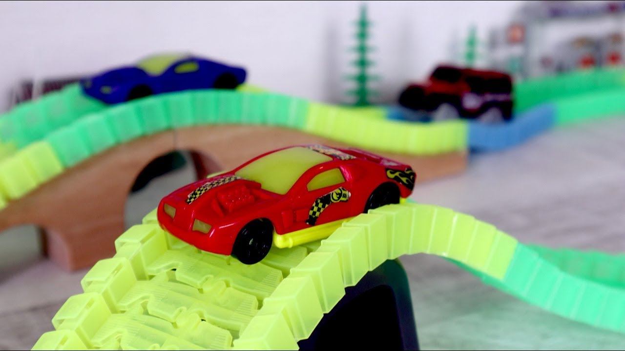 Игрушечные машинки и гоночная трасса. Гонки гоночных машинок смотреть онлайн