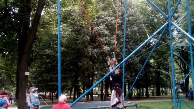 Прыжки на батуте с резинками. смотреть онлайн