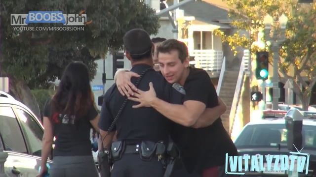 VitalyzdTv. Русская озвучка. Пранк: Оскорбляем Женщину Перед Копами!