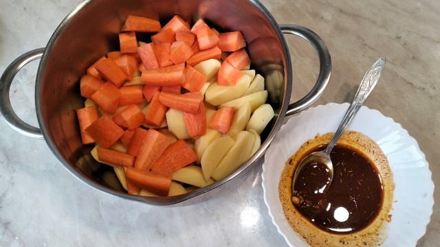 Картофель, овощи, грибы, колбаски и всё это в духовке.