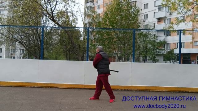 Упражнения с палкой-тростью на спортплощадке (41)