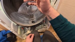 Стиральная машина Asko w6098x.s/3 2021 года. Стучит и свистит. Замена подшипников у клиента дома.