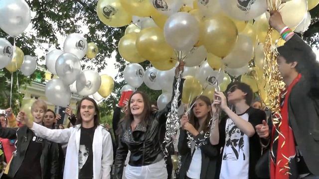 День Памяти Майкла Джексона. Москва, Новинский б-р, Стена MJ. Запуск шаров смотреть онлайн