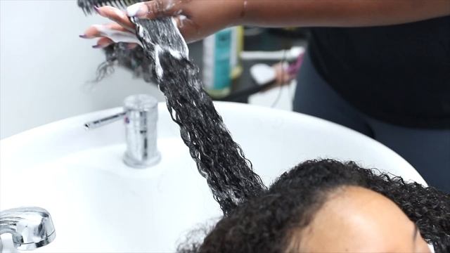 Struggling with FRIZZ!? 💦 Try This Hydration Technique for a LONG LASTING Wash and Go! смотреть онлайн