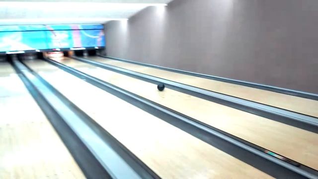 БОУЛИНГ ПРИКОЛ!!! СТРАЙК ВСЛЕПУЮ!! BOWLING JOKE!! смотреть онлайн