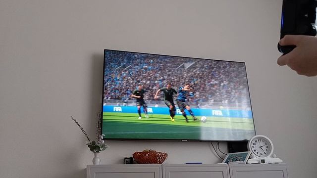 Мирон играет в футбол