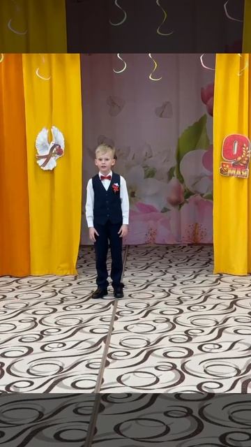 Стихотворение Марии Савиной-Поповой «Проходишь мимо обелиска» смотреть онлайн