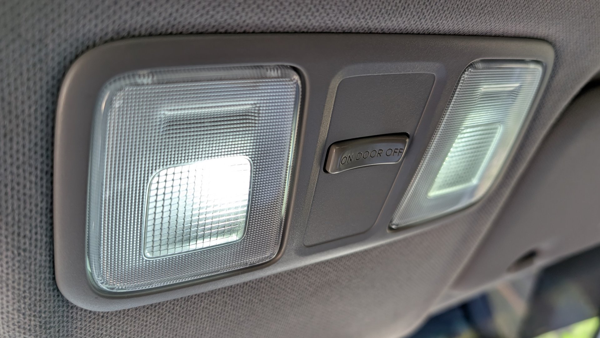 Замена ламп подсветки салона на Киа Рио 3. смотреть онлайн