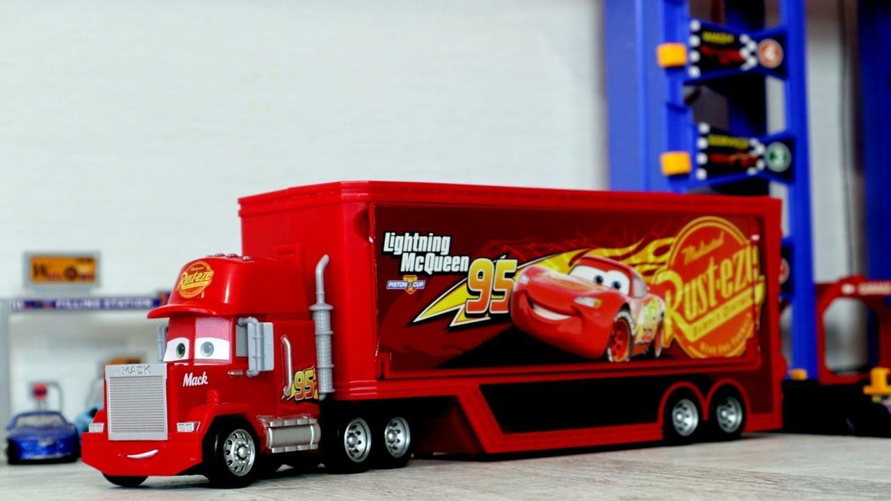 Игрушечные машинки и Трейлер грузовик Мак едут на парковку. Игрушки для детей смотреть онлайн