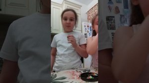 пробую сладость «шоколадную пиццу» и оцениваю её вкус (пиццу сама сделала)