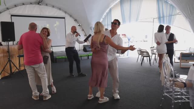 Песни ведущего смотреть онлайн