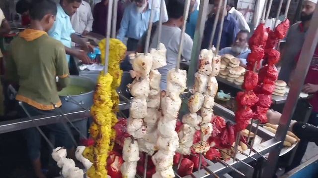 Iftar market at mira road. Delicacies of ramzan- street food. смотреть онлайн