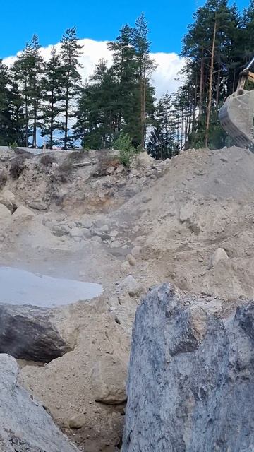 Как разбить большой валун на даче?
#разрушениевалунов