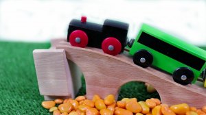 Машины и паровозы на деревянной железной дороге. Игрушечная железная дорога