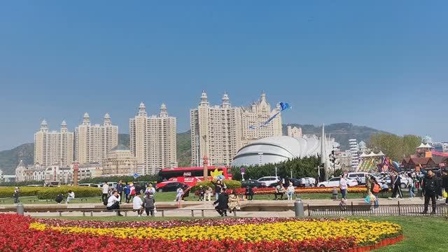 На площади Синхай в г. Далянь всегда многолюдно