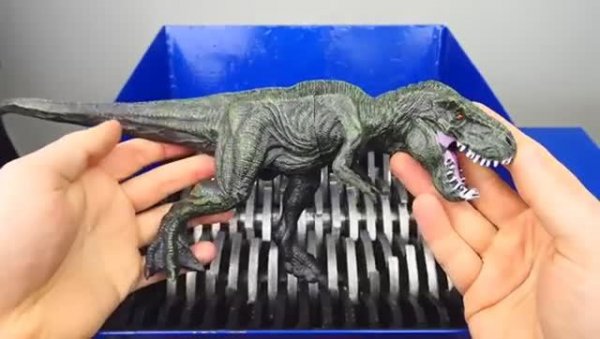 Кидаем в измельчитель разные игрушки и смотрим что с ними будет происходить !