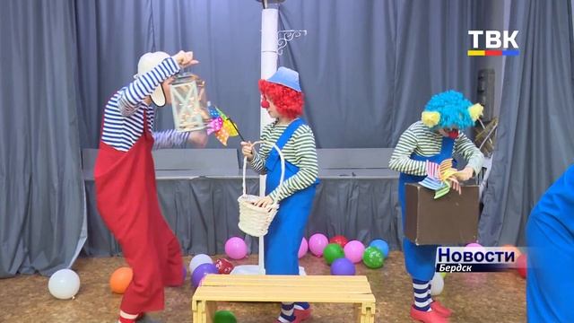 Они сделали улыбку своей профессией,не говоря ни слова.Бердские клоуны готовятся отметить День смех смотреть онлайн