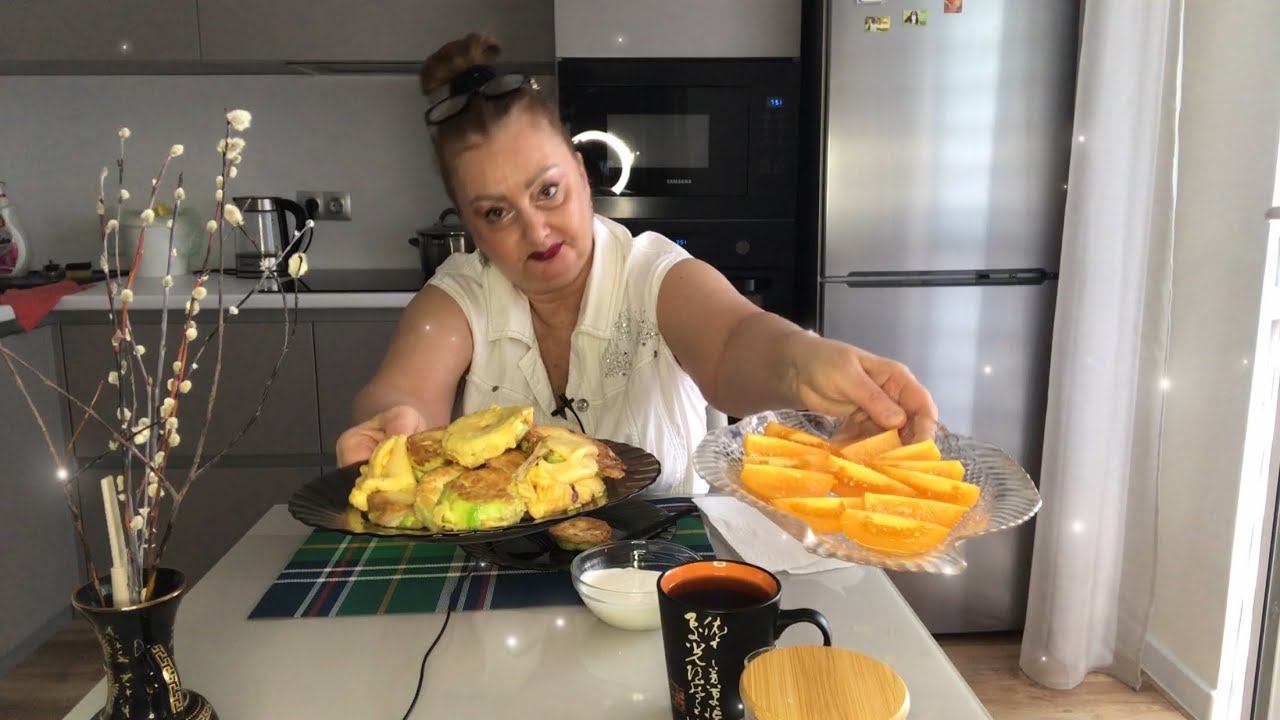 Мукбанг с чавканьем, сёрбаньем и хрустением Кабачки молодые в кляре, помидор  сметанка с чесночком