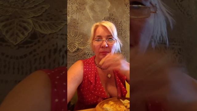 В ресторане 🥰💪😁🍇🍎🌱🍓🍊✌ смотреть онлайн