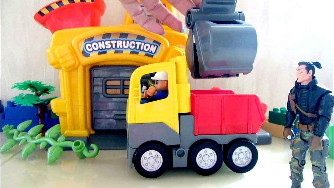 Собираем грузовик. Видео с игрушками. Грузовик, подъемный кран и метеорит смотреть онлайн
