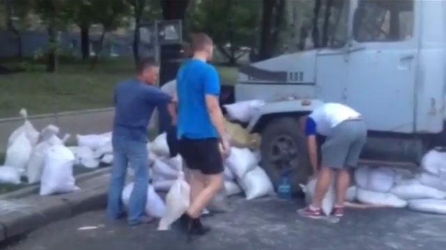 Донецк строит баррикады