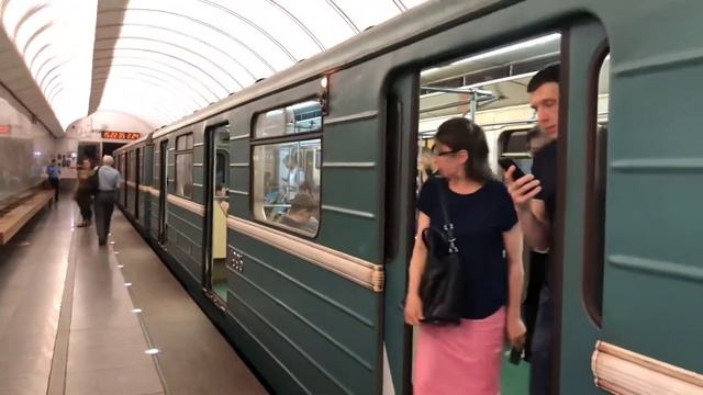 81-717/714.5М, 81-714, 81-714.5М Перекраска Московский транспорт и 81-714.5 На станции Достоевская