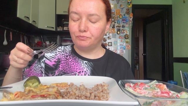 Мукбанг. Отбивные из свинины, гречка, салат. смотреть онлайн
