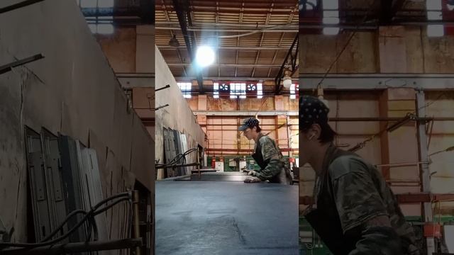 клепаю ребро жесткости пожарной двери