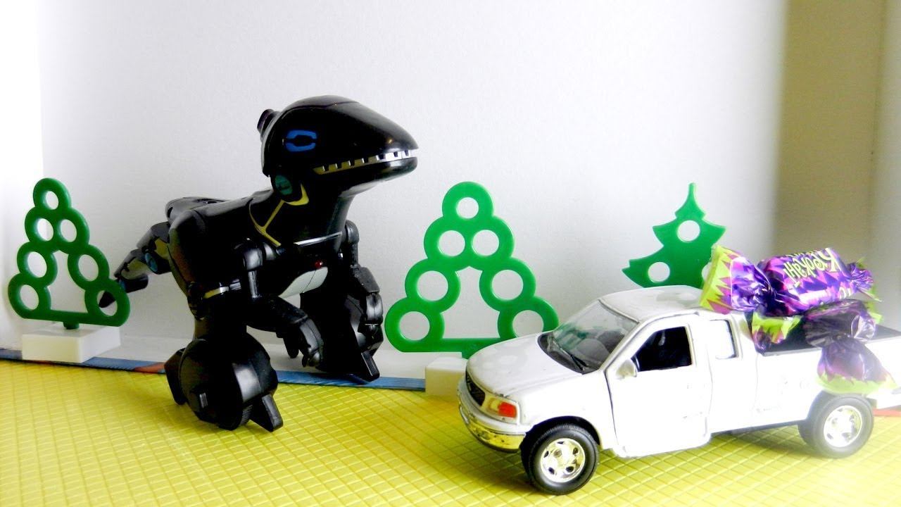 Игрушечные машинки и робот - динозавр. Видео с игрушками для детей смотреть онлайн