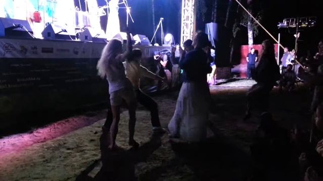 Крутушка 2014. Девчонки зажигают под Tambores. смотреть онлайн