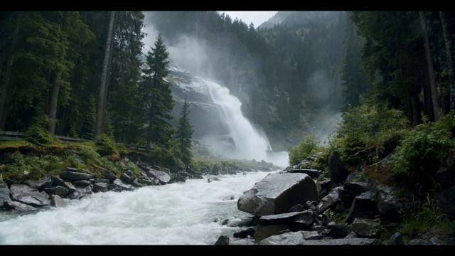 Водопад в лесу.