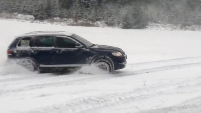 BRIDŽKY NA SNĚHU- VW TOUAREG 3.0 TDI V6