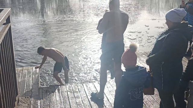 В Кривому Розі відзначили Водохрещу в парку Мершавцева смотреть онлайн