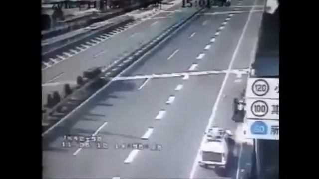 Пьяный китаец на шоссе лол смотреть онлайн