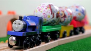 Паровоз везет киндер сюрпризы. Деревянная железная дорога