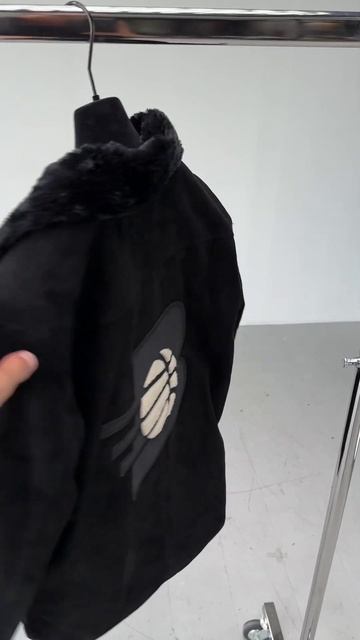 The black suede shearling jacket. Link in bio #fashion #hypebeast #basketball #jacket #trend смотреть онлайн