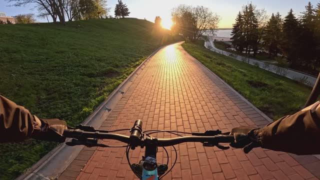 ЕЗДА НА ВЕЛОСИПЕДЕ – свобода, адреналин | Велопрогулка по живописным местам