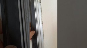 Почему при установке дверей инвизиблл (алюминиевая окантовка) разный зазор?