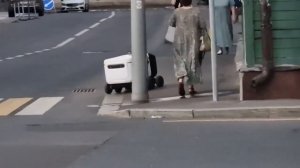 Самое смешное сегодня - робот-доставка)))))